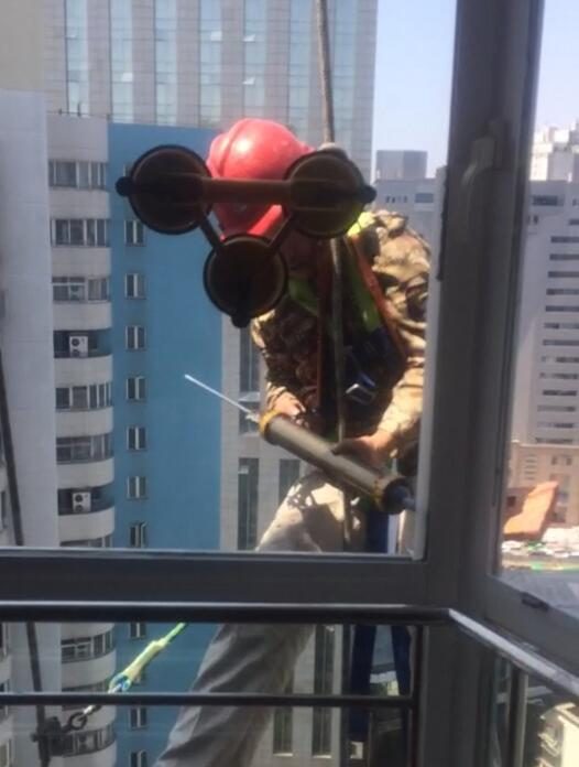 亚美家属楼幕墙玻璃更换