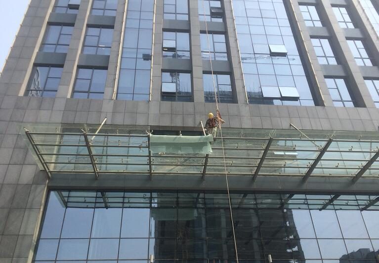 龙旗科技园办公大楼雨棚玻璃更换