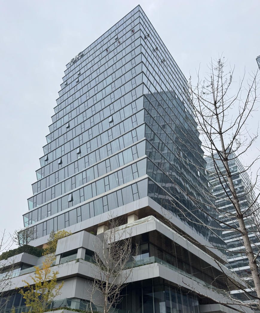 凤城二路白桦林FIC办公楼外墙清洗